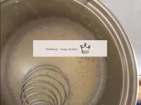 Sin dejar de batir, vierte leche dulce caliente en...