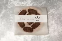 ضعي بطاطس الشوكولاتة في الثلاجة لمدة ساعة على الأق...