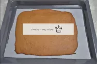 تُخبز الكعكة في الفرن، وتُسخن مسبقًا إلى 180 درجة ...