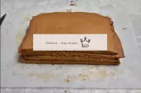完成したケーキを紙から取り出し、お互いの上に置きます。それらを半分に切って、ソウルメイトを互いの上に...