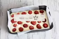 Legen Sie ganze Erdbeeren auf die Creme. ...