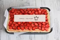 Sur un biscuit, mettre les fraises coupées en plaq...