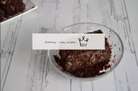 Wickeln Sie die Kuchen in einem Biskuitkrümel zusa...