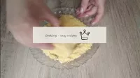 Die Kuchen werden mit einem Mixer in kleine Krümel...