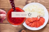 Für die Tomatensauce werden die Tomaten mit Salz, ...