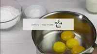 如何制作20戈比自制的填充物？在厚底锅里放蛋黄. ...