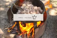 将肉送入喀山并烘烤，直到出现金色调。定期搅拌碎片，以免磨损。把火一直保持在最大程度。...