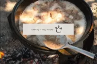 等待沸騰的時刻，用大勺子取出由此產生的泡沫。將肉稍加鹽，用蓋子蓋上哥薩克人，然後用中火烤肉，直到牛肉...