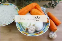 Karotten und Zwiebeln von der Schale reinigen und ...