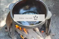 Pour odorless vegetable oil into the cauldron, wai...