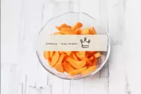清除胡蘿蔔。將胡蘿蔔切成小條。可以將胡蘿蔔磨在大磨碎機上，但通常將其切成薄片，以免在熱處理中腐爛並保...