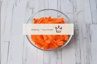 Lavar las zanahorias con un cepillo, debajo del ag...