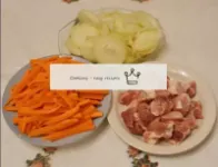 将大块的肉切成薄片。切大蔬菜：洋葱用0. 5-0. 8厘米厚的戒指，胡萝卜用0. 5-0. 8厘米厚...