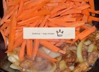 Without reducing the heat, add carrots to the caul...