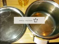 Pour 4 tablespoons of vegetable oil into the pan, ...
