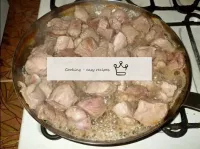 Frite carne de porco em fogo forte, misturando dur...