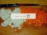 同時，將去皮的洋蔥和胡蘿蔔切成小塊。...
