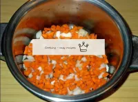 Нарізані цибулю і моркву укладаємо на дно каструлі...