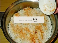 Oben streuen wir den Reis mit dem restlichen Salz ...