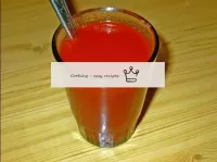 Die Tomatenpaste wird in einem Glas warmen Wassers...