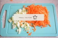 在烤肉的时候，吃蔬菜。将洋葱和胡萝卜从果皮中清除并研磨。将胡萝卜擦在大磨石上，然后将洋葱切成薄片。你...