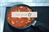 倒入热肉汤。...