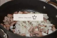 Añadimos cebolla a la carne y tostamos 5-7 minutos...