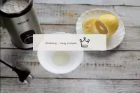切掉柠檬面条，挤出果汁，你不需要太多--勺子二--所以你可以在没有特殊榨汁装置的情况下完成。...