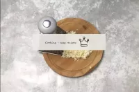 O queijo refrigerado também é gelado no pequeno. ...