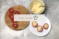 Comece metade do tomate com uma mistura de queijo,...