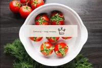 Mettez les tomates farcies dans une capacité profo...