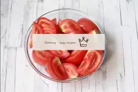 Os tomates são lavados, cozidos e cortados com gra...