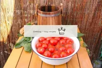 Remplir les tomates d'eau froide. ...