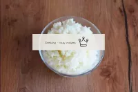 Pré-cozinhe o arroz em uma grande quantidade de ág...