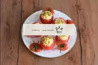 Encha os tomates com um recheio de arroz e queijo....