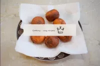 Mettez des beignets prêts sur des serviettes en pa...