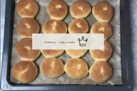 在烤箱中烘烤甜甜圈，预热至190°C 15-20分钟，上非传染性模式。照片显示，通过这种方法形成中间...