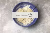 Commencez par la pâte - mélangez la masse avec une...