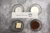 بينما تبرد الكعك، اجعل الجليد. خذ المنتجات لها. ...