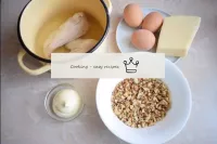 如何在奶油中用鸡蛋和奶酪制作鸡肉沙拉？将生菜的鸡片放入沸水中，煮熟30分钟。成品肉冷却。将鸡蛋倒入冷...