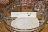 在一個碗裏，我們混合幹成分-切碎的燕麥片，鹽，糖，發酵粉。攪拌。...