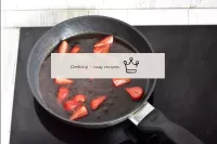 Fügen Sie die geschnittenen Erdbeeren hinzu und kö...