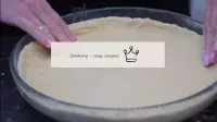 ビニール袋から生地を取り出し、小麦粉を振りかけた表面に置き、よく包む。ほとんどの生地から薄いケーキを...