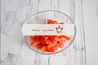 Laver la tomate, sécher et couper en petits cubes....