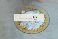 Coloca la ensalada en un plato de porción o ensala...