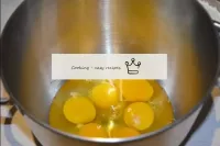 我们将从经典中退缩--我们不会把鸡蛋分成蛋白质和蛋黄. 在深碗里，我们把鸡蛋砸碎。搅拌机需要鞭打一切...