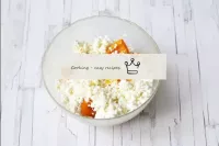 In a bowl, combine the pumpkin and cottage cheese....