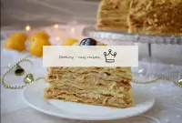 Un simple Napoleón casero listo. ¡Una agradable fi...