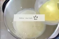 في وعاء العجين، يُمزج البيض مع السكر ويُخفق في رغو...