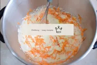 Затем вмешайте в тесто тертую морковь с цедрой и к...